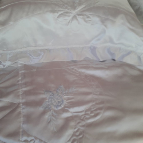 White satin figure quilt like new with matching pillowcases