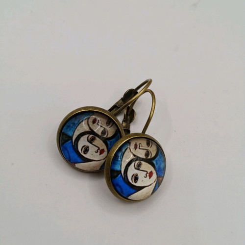 Faces 14mm dangle earrings new, bronze base, beige and blue