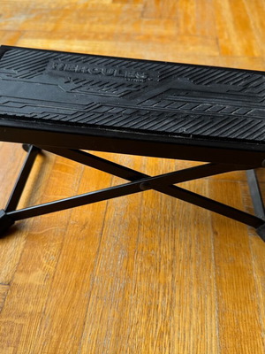 Hercules FS100B guitar footstool like new