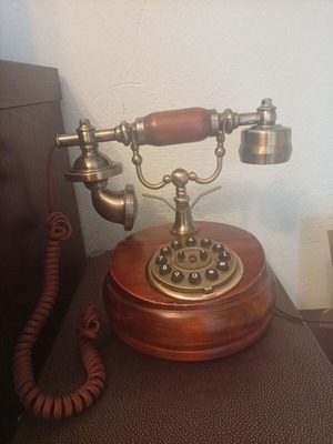 Antique style phone like new, brown, wired