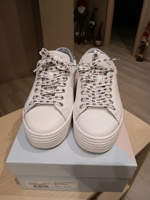 Sneakers Chiara Ferragni σαν καινούργιο, άσπρα με έξτρα κορδόνια και τσάντα