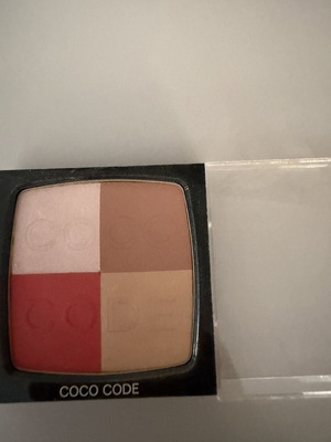Chanel Coco Code παλέτα ρουζ με κοντούρ και highlighters