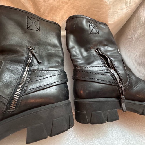 Black leather Twinset Simona Barbieri ankle boots used No 39