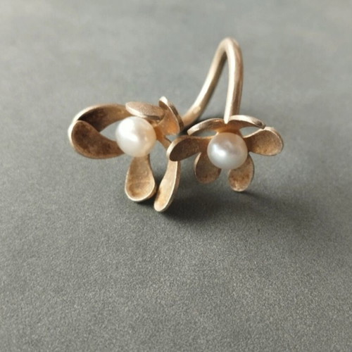 Gold-plated silver ring with pearls, flower design