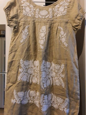 Linen dress Zara medium size like new with embroidery beige