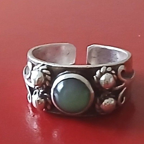 Silver 925 ring with jade stone, size 17mm like new