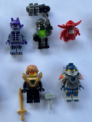 Lego NEXO KNIGHTS minifigures set with weapons