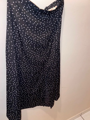 Louche midi skirt used with small slit