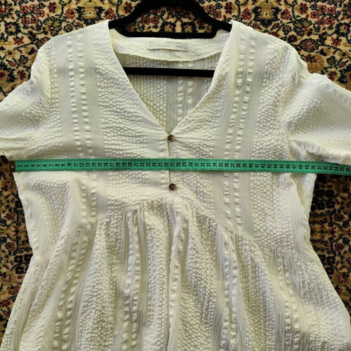 White Helmi blouse like new with V-neck and peplum hem