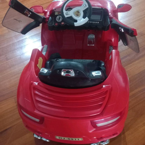 Electric 12V Porsche kids car like new