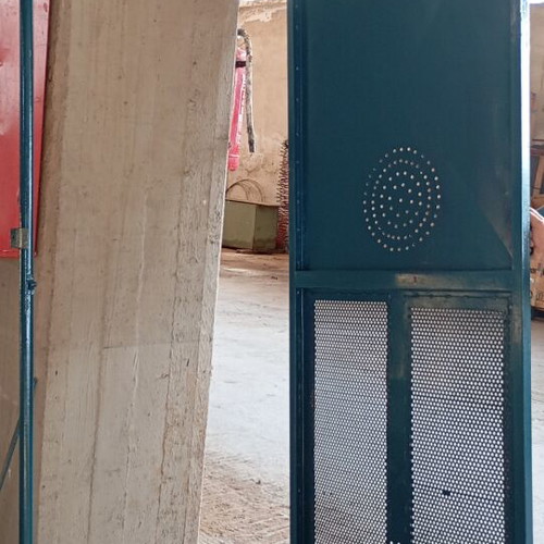 Storage door like new, galvanized painted metal, with frame 2.16x0.935m