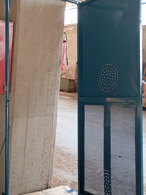 Πόρτα για αποθήκη σαν καινούργιο, γαλβανιζέ βαμμένη λαμαρίνα με κάσα 2,16x0,935μ