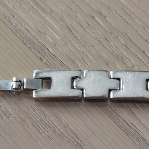 Men's bracelet silver color used with modern chain design