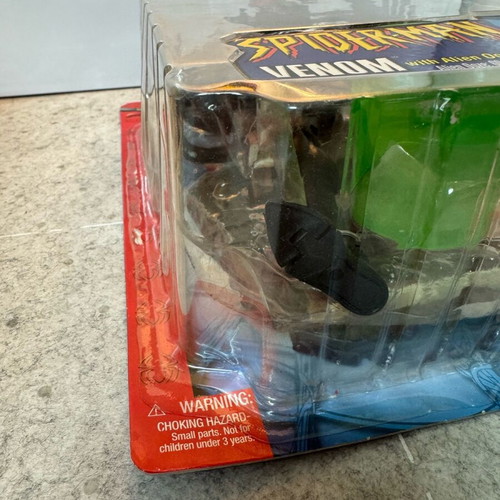 Venom figure Marvel Toy Biz new with Alien Ooze base Spider-Man 2002