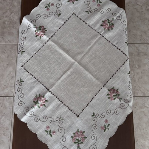 Square table linen with pink flowers new condition 86x86 cm