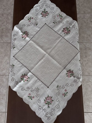 Square table linen with pink flowers new condition 86x86 cm