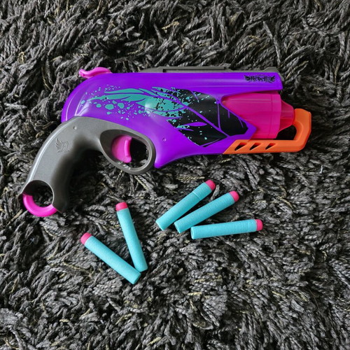Nerf Rebel Sweet Revenge like new with original 5 darts