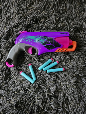 Nerf Rebel Sweet Revenge like new with original 5 darts