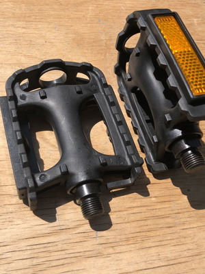 Vintage OnWard Pedals black with reflector, 9/16 axle, new
