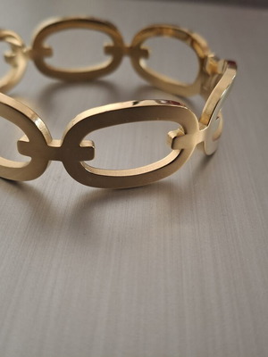 Steel bracelet gold color new, does not tarnish