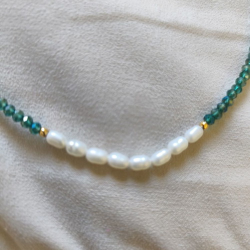 Women's necklace with green crystals and 8 real pearls, metal clasp