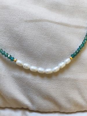 Women's necklace with green crystals and 8 real pearls, metal clasp