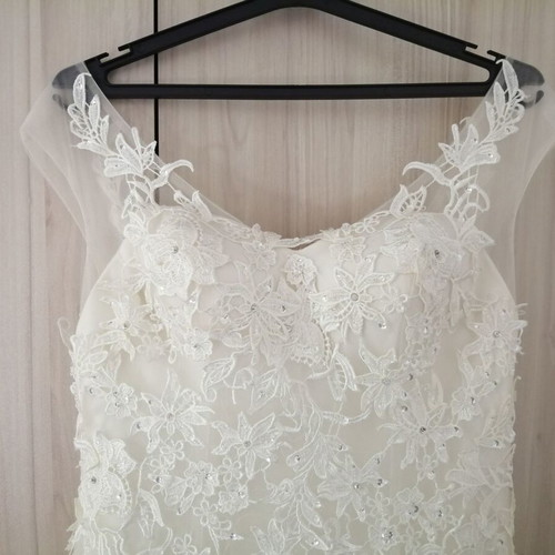 Boutique lace women's wedding dress with transparent back, size L