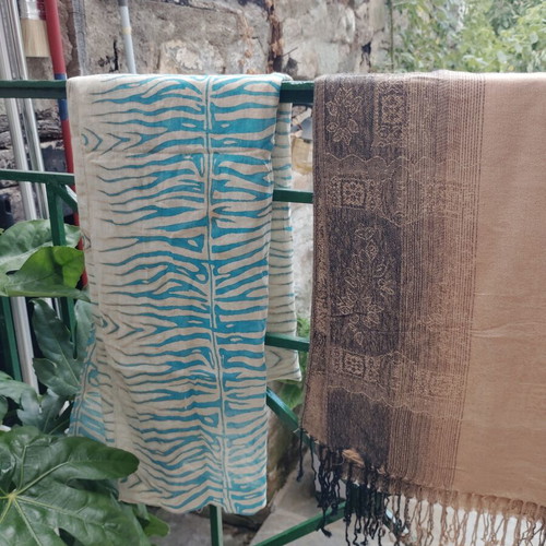 Scarves, shawls and pashminas like new, various colors and designs