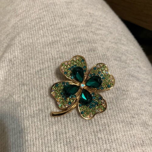 Clover pin emerald color like new, vintage