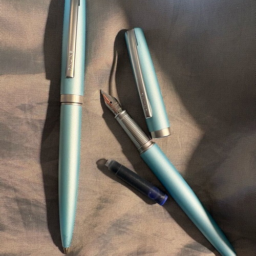 Online pen set like new with black ink and pen