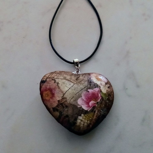 Handmade Valentine's necklace new, heart-shaped with rhinestones and roses