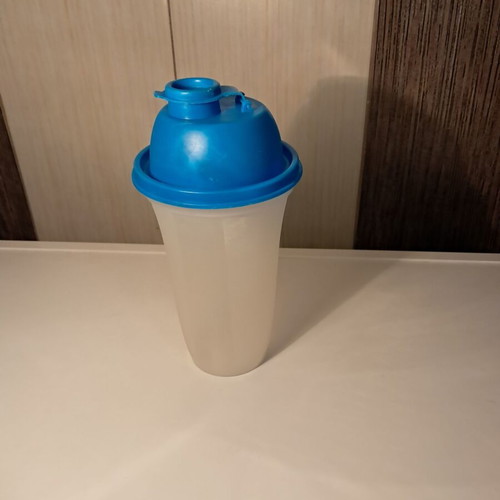 Shaker 500ml with blue lid like new