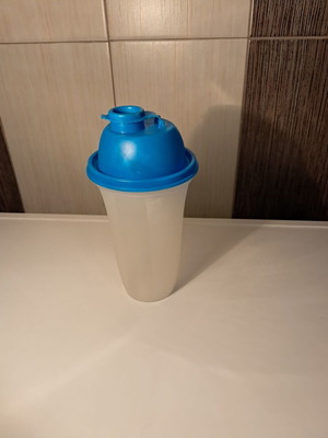 Shaker 500ml with blue lid like new