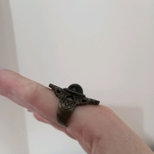 Ring black used with impressive stone