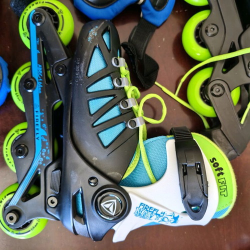 Inline Roller Firefly ABEC 1 64 mm adjustable size 29-32 with Globber protective gear like new