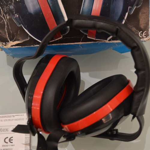 Venitex Imola 2 SNR30 Hearing Protectors and Work Gloves