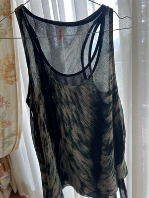 Sweewe Paris asymmetrical sleeveless top like new, black animal print
