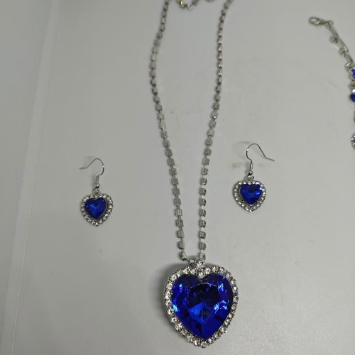 Heart of the Ocean jewelry set like new, pendant, earrings, bracelet