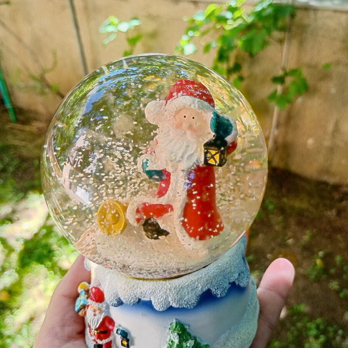 Musical snow globe
