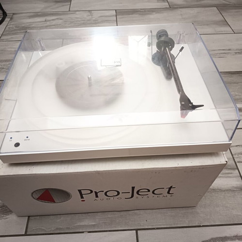 Pro-ject Debut Carbon E-sprit SB turntable white with Phono Box E preamp