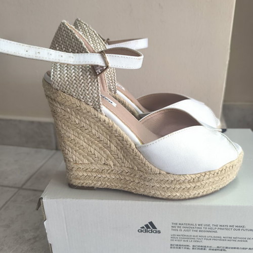 White platform sandals like new, size 37