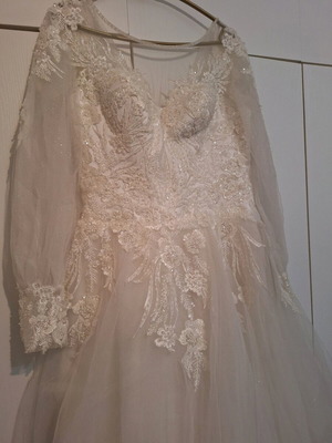Wedding dress size M-L like new, white with pearls