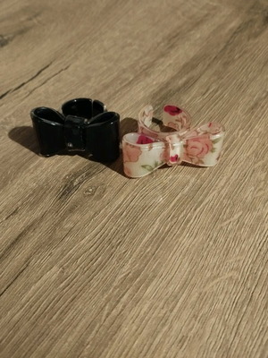 Bow rings like new, set of 2, black and beige