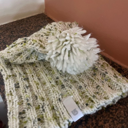 Burton knit hat like new, white with green details