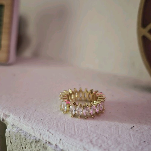 Ring like new with adjustable size and zircon gold color