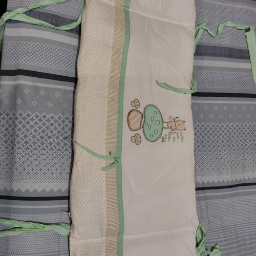 HRA crib bumper pad like new, dimensions 2x0.40