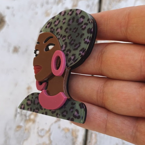 Acrylic brooch woman with leopard turban and pink details