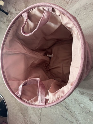 Storage basket like new, love capacity