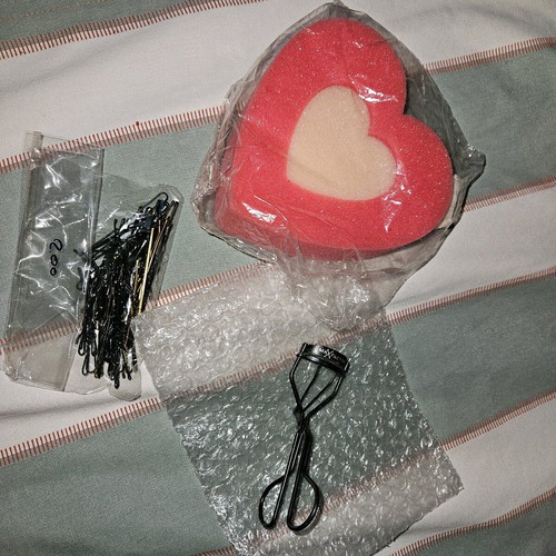 Max Factor eyelash curler like new with sponge and hairpins