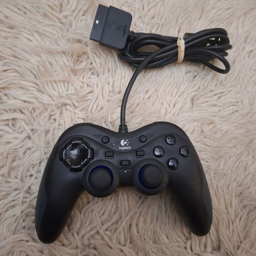Logitech Action Controller употребяван жичен контролер за PlayStation 1 и 2